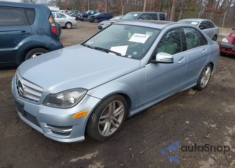 2013 Mercedes-Benz C 250 Sport z USA, uszkodzony, nr VIN WDDGF4HB2DA793222